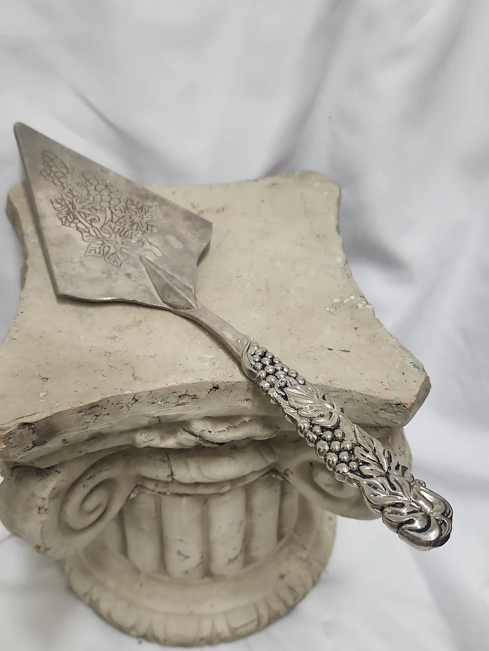 Vintage Godinger Grape Vine Silver Plated Cake/Pie Server